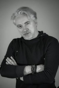 Janusz Frychel – śląski muzyk basista podczas fotograficznej sesji studyjnej